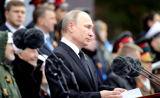 Фото. Владимир Путин читает речь на параде Победы 2017 года. © KREMLIN POOL | GLOBALLOOKPRESS.COM