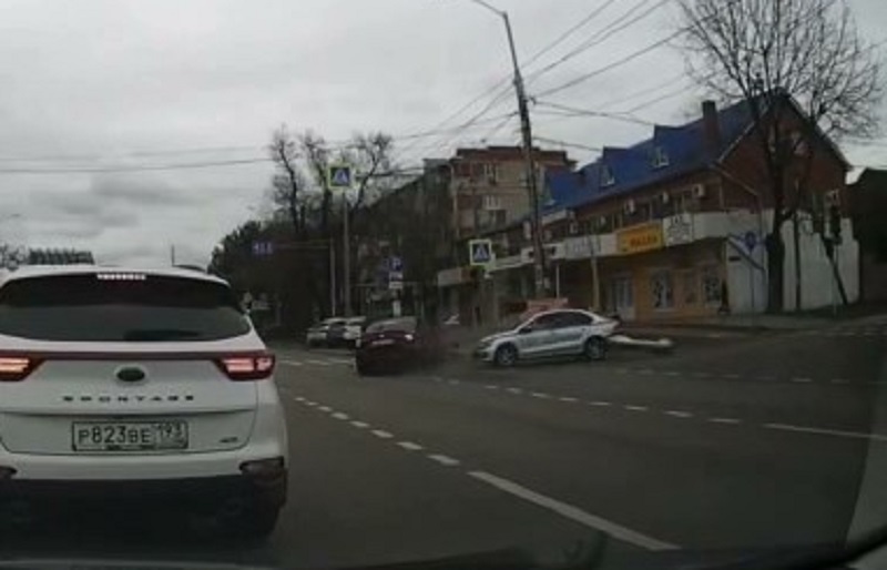 На камеру видеорегистратора попал момент ДТП с полицейской машиной в Краснодаре