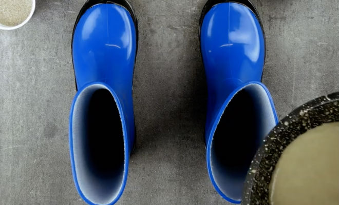 Выливаем бетон в сапоги: украшение сада соседям на зависть