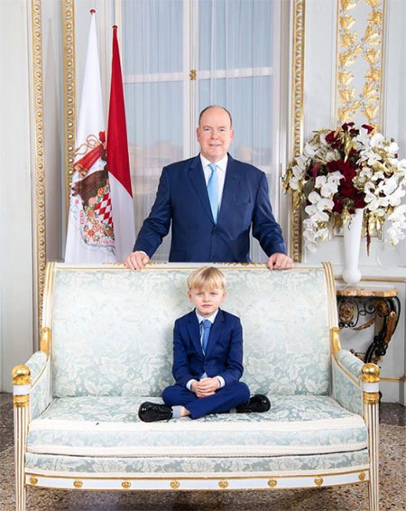 Княгиня Шарлен поделилась новыми портретами князя Альбера II и детей Монархи,Новости монархов