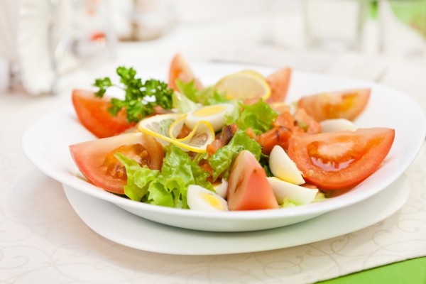 Новогодний салат из овощей с лососем