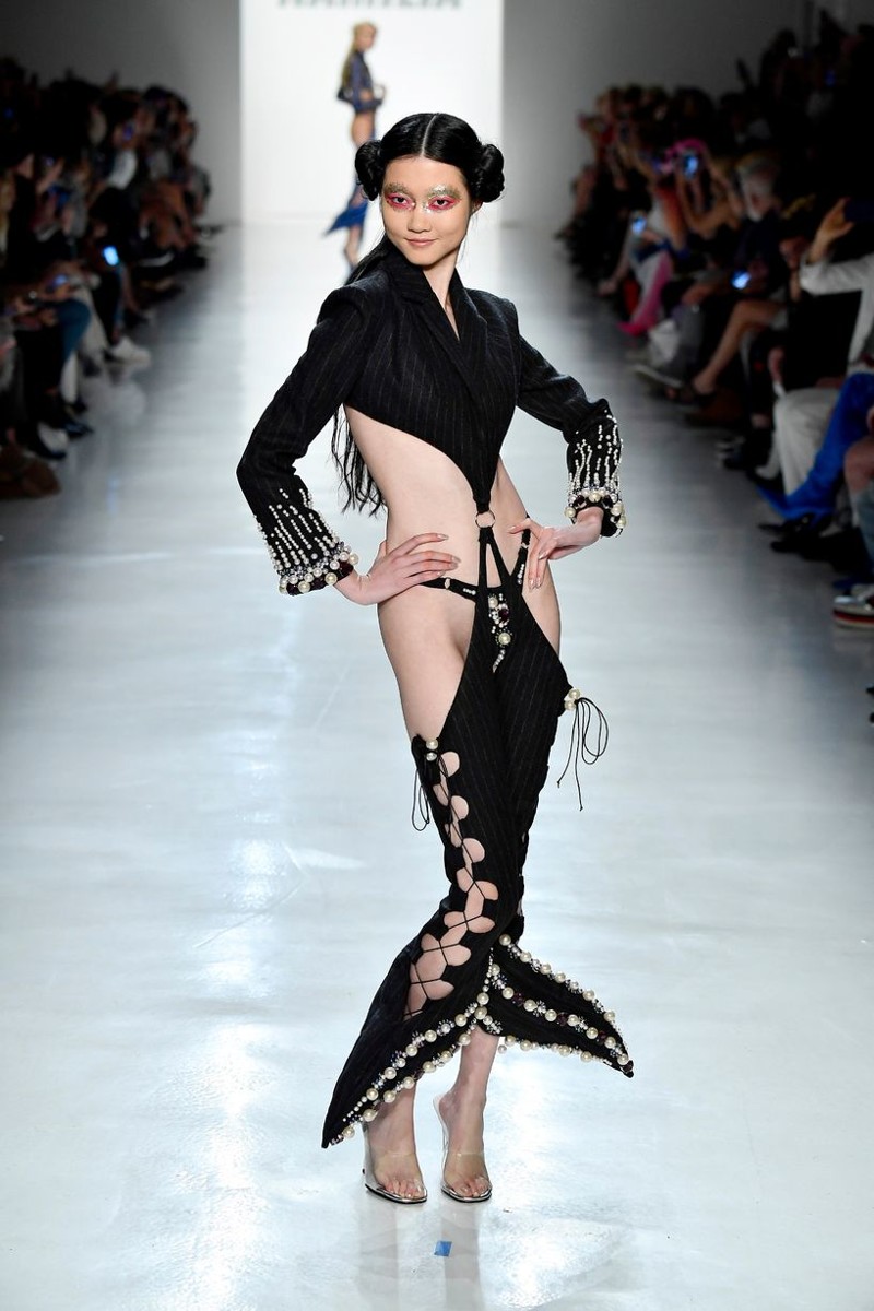 Платья с рыбьими хвостами были главным элементом шоу. Вот и эта модель застыла в позе, демонстрируя наряд с черным рыбьим хвостом Namilia, бренд, в мире, коллекция, маразм, мода, нью-йорк