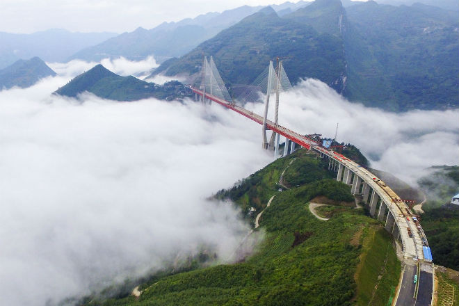 Как устроен самый высокий мост в мире конструкция, колоссальные, Бэйпаньцзян, несколько, трассы, провинции, Гуйчжоу, Юньнань, соединит, которая, Далеко, скоростной, высотным, основной, стать, предназначена, летНовая, возводили, 528метровый, частью