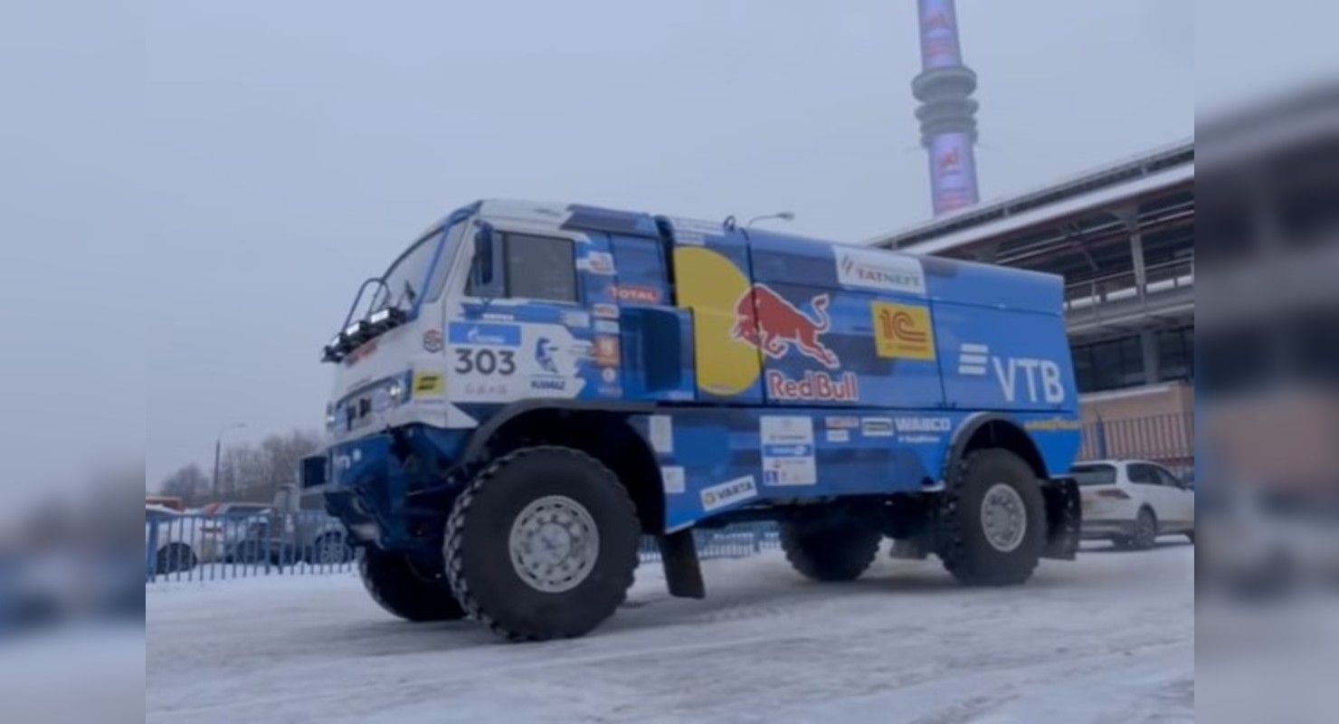 Иван Ургант «утопил» в пруду гоночный КАМАЗ