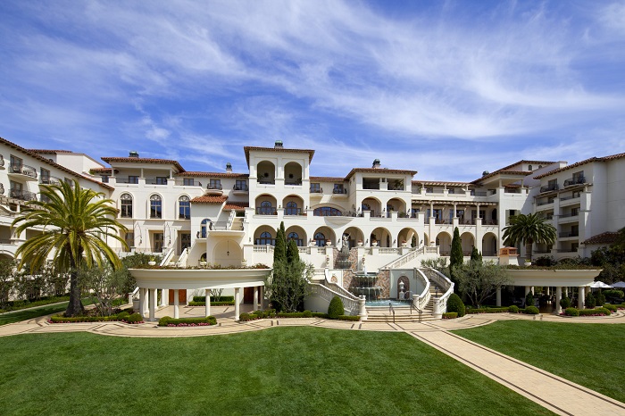 Курорт в тосканском стиле, живописный вид и элегантные мраморные лестницы.