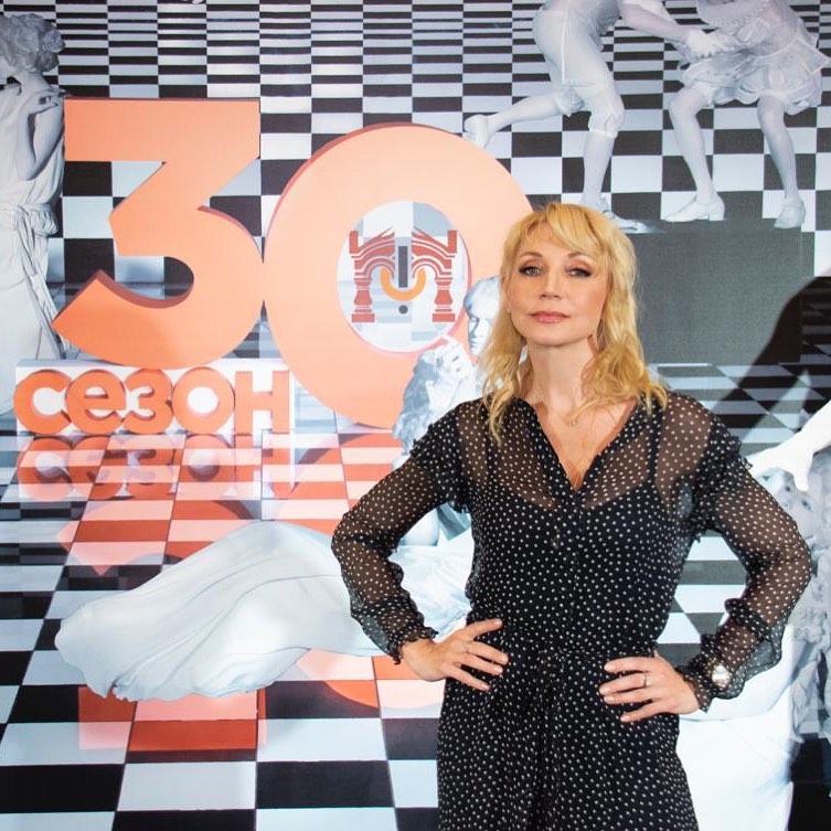 Певицы за 50, которые щеголяют в полупрозрачных платьях