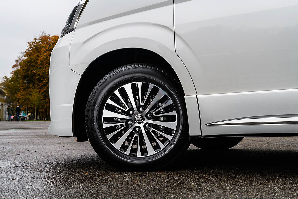 В России начали продавать люксовую версию новой Toyota Hiace В России начали продавать люксовую версию новой Toyota Hiace авто и мото,автоновости,НОВОСТИ