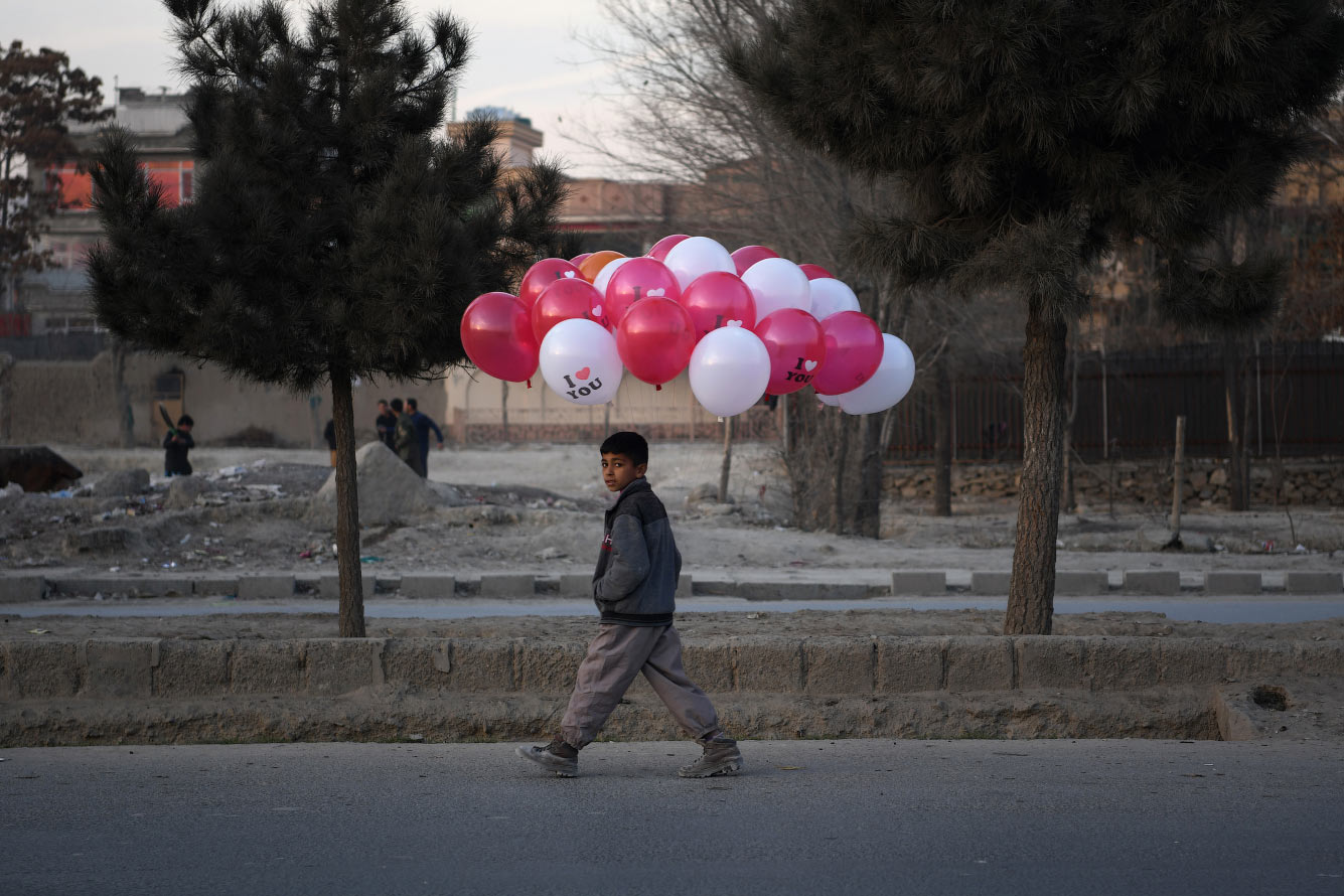 Продавец воздушных шаров на улице в Кабуле