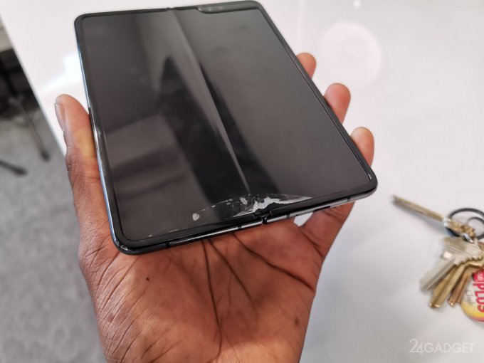 Названа причина поломки складных смартфонов Samsung Galaxy Fold samsung galaxy fold,гаджеты,смартфоны