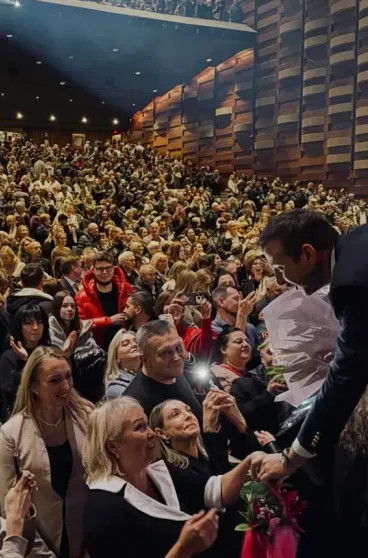 Иван Ургант показал фото с командой 