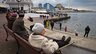 Местные жители отдыхают на набережной в Севастополе. Архивное фото