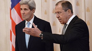 Министр иностранных дел РФ Сергей Лавров (справа) и государственный секретарь США Джон Керри во время встречи в Москве