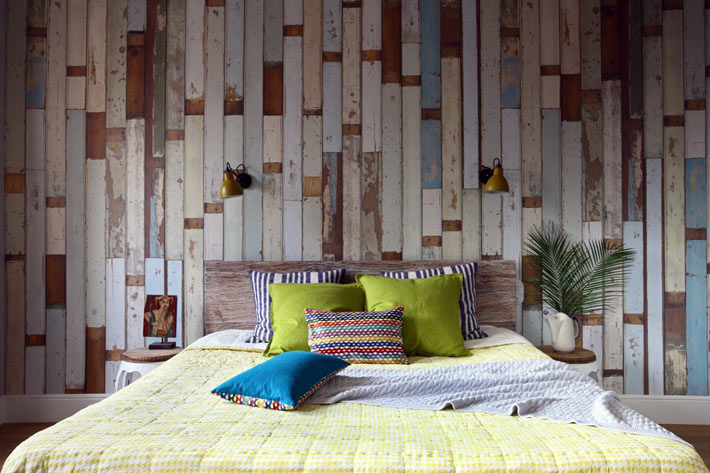 деревянная стена в интерьере спальной комнаты