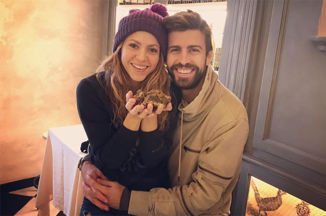 Романтика на обочине: Шакира и Жерар Пике сделали селфи на автомойке Романтика на обочине: Шакира и Жерар Пике сделали селфи на автомойке Звездные пары