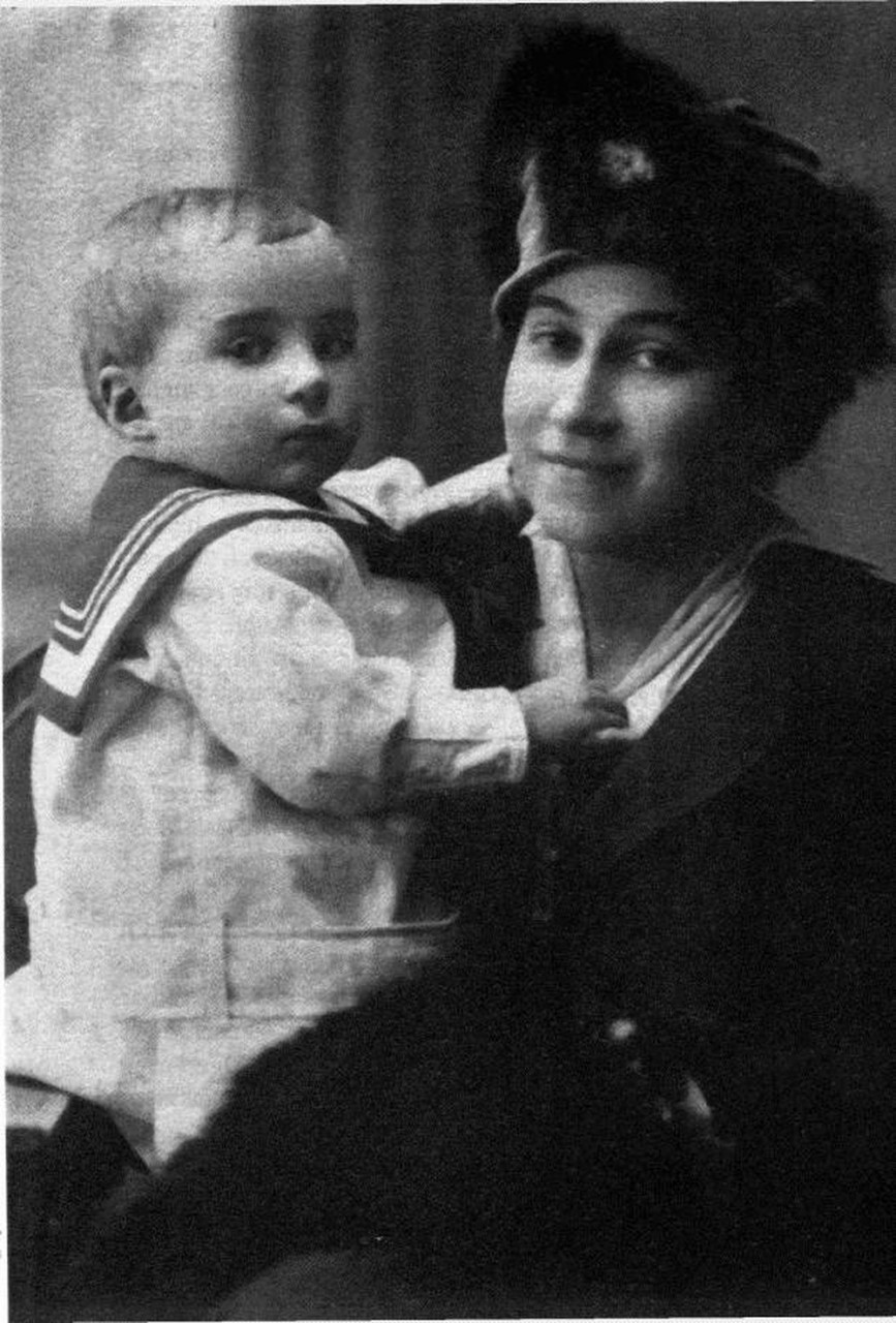 Александра Леонидовна с сыном Кириллом (позже Константином).