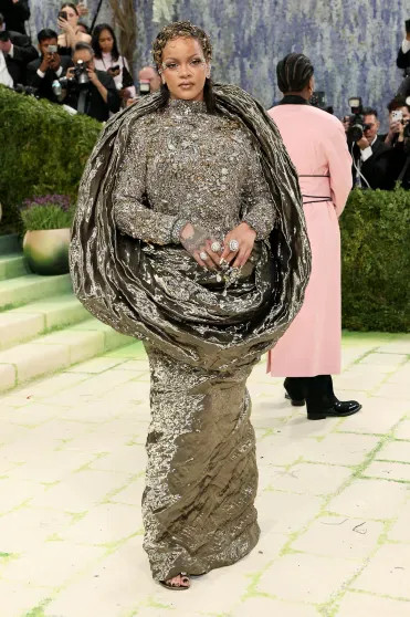 Рианна и A$AP Rocky появились на красной дорожке Met Gala — 2026 вечера, дорожке, дочерью, Кидман, певица, Николь, Метрополитенмузее, проходит, который, Бейонсе, красной, появились, мужем, стали, также, спонсорами мероприятия, Amazon, богатейших, людей, планеты
