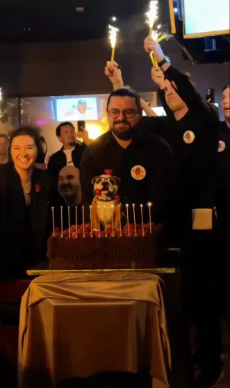 «Ягодка опять»: Как Гарик Харламов отпраздновал 45-летие с женой и звёздами Comedy Club