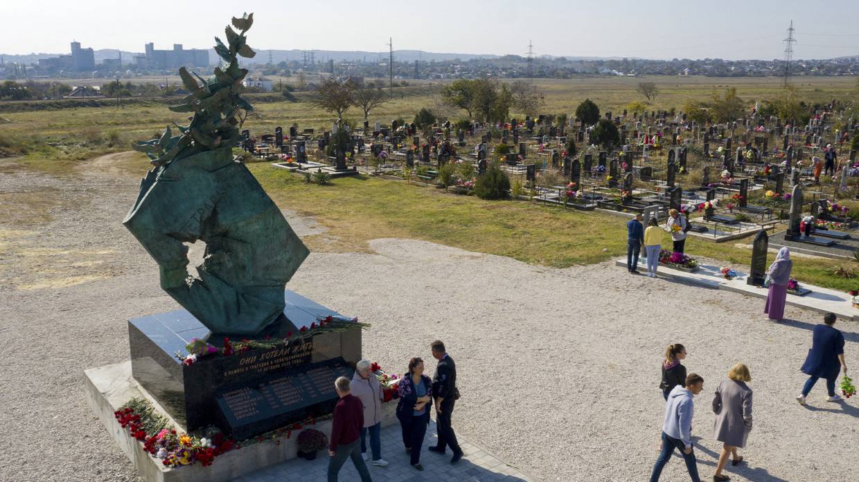 В Керчи открыли монумент в память о погибших при стрельбе в политехническом колледже