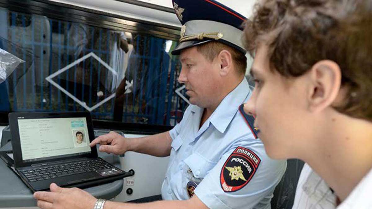 База водителей. Полиция компьютер. Полицейский планшет. Гаишник с планшетом. Гаишник за компьютером.