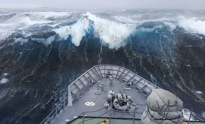 Корабли вышли в 9-балльный шторм: видео с бортов, когда волны поднимаются выше 25 метров