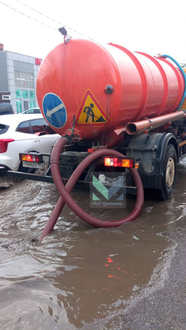 Улицы Краснодара ушли под воду, работает водооткачивающая техника