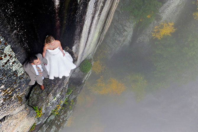 Фотограф снимает экстремальные свадебные фотосессии