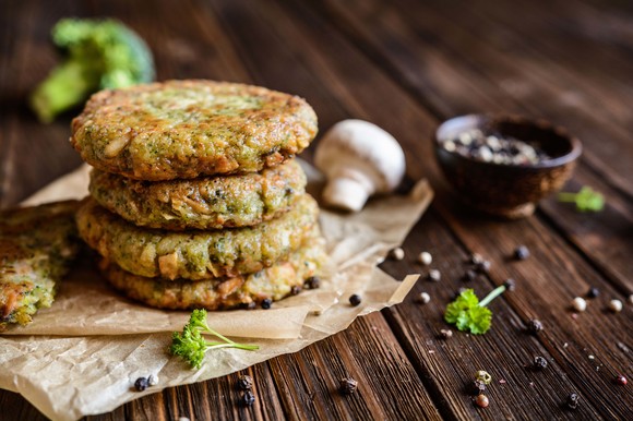 Гармония вкуса: блюда с шампиньонами масло, грибы, минут, шампиньоны, перец, добавьте, масле, кубиками, чтобы, растительном, хорошо, выложите, течение, маслом, обжарьте, нарежьте, зеленью, посолите, после, черный