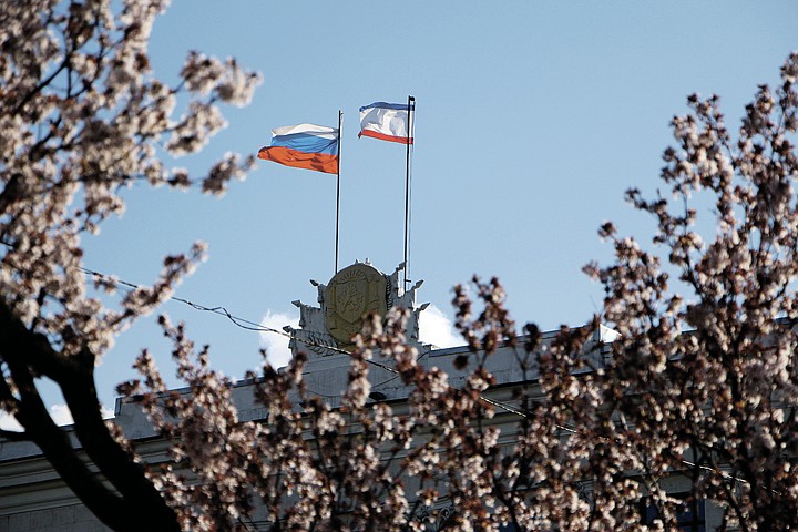 Утром 27 февраля 2014 года государственные флаги Крыма и России появились рядом на здании Верховного совета республики.