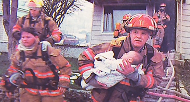 Пожарный вынес из огня маленькую девочку. Спустя 17 лет она отблагодарила его особым образом!