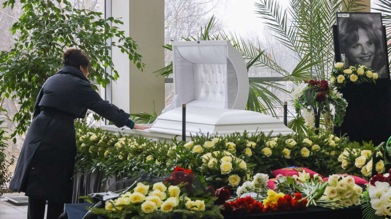 Похороны лебедева видео. Цветы для прощания в крематории. Русские знаменитости в гробу.