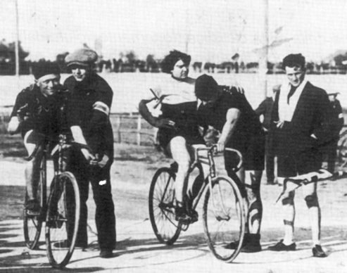 Альфонсина Страда на старте гонки в 1923 г., слева - Джованни Джерби