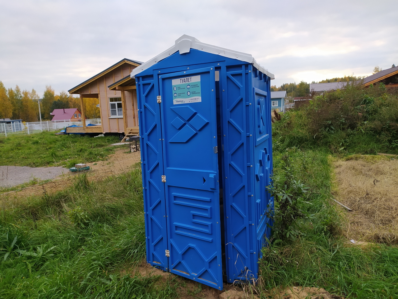 В новосибирском Академгородке поставили необычный платный туалет