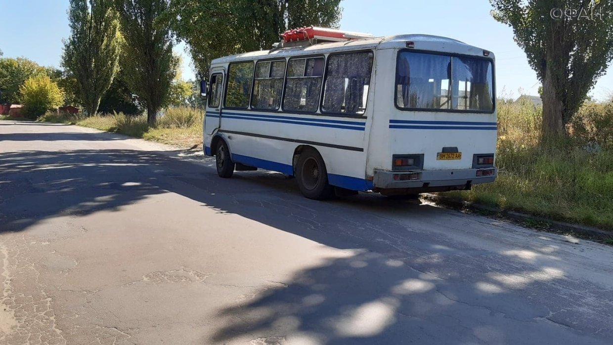 Украинцы массово выезжают в Россию на автобусах, такси и даже велосипедах