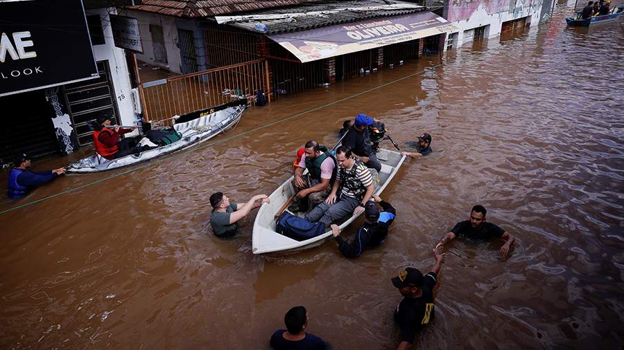 Число жертв наводнений в Бразилии выросло до 90 человек