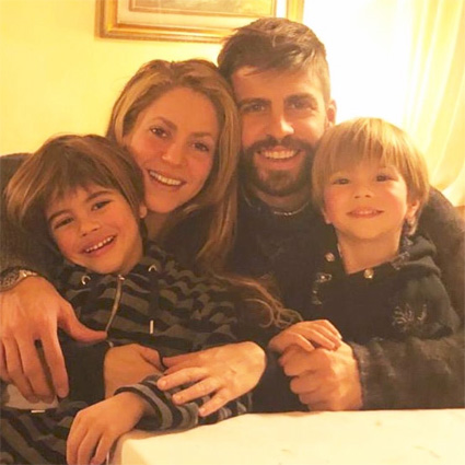 Романтика на обочине: Шакира и Жерар Пике сделали селфи на автомойке Романтика на обочине: Шакира и Жерар Пике сделали селфи на автомойке Звездные пары