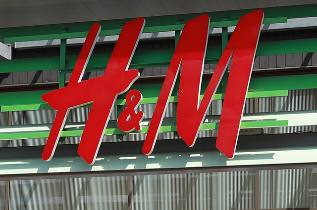 Компанию H&M обвинили в дискриминации покупателей по национальному признаку Новости