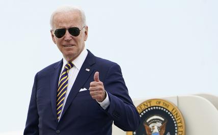 Байден в раздумье смотрит в окно: дед — суперстар, ему не всё равно