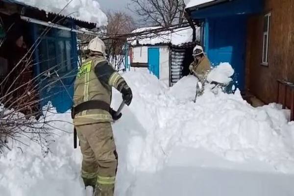 В Хадыженске спасатели расчищают сугробы у домов одиноких пожилых людей