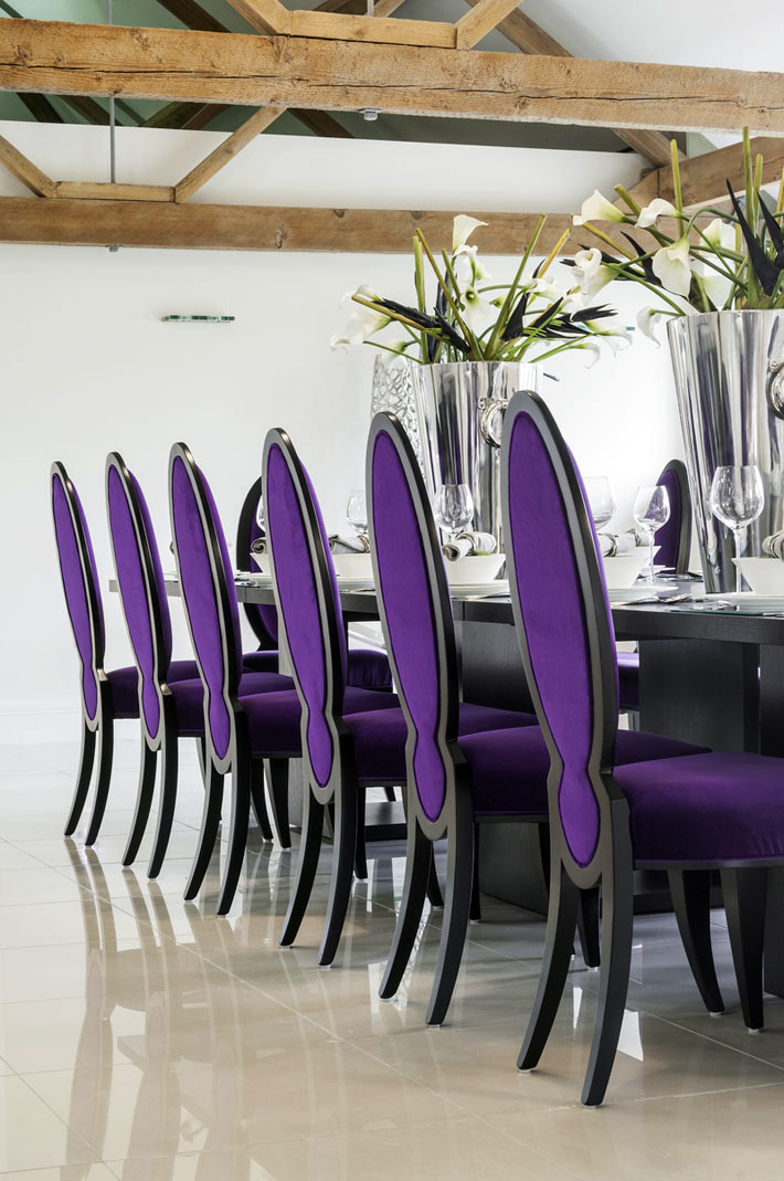 светлый интерьер столовой с фиолетовыми стульями