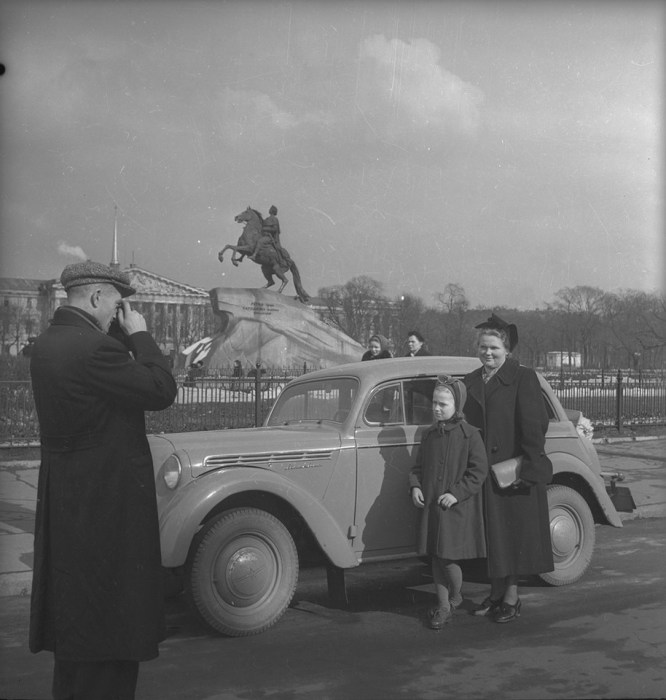 «Москвич» на фоне Медного всадника. СССР, Ленинград, 1950-е годы. Автор фотографии: Евгений Халдей.