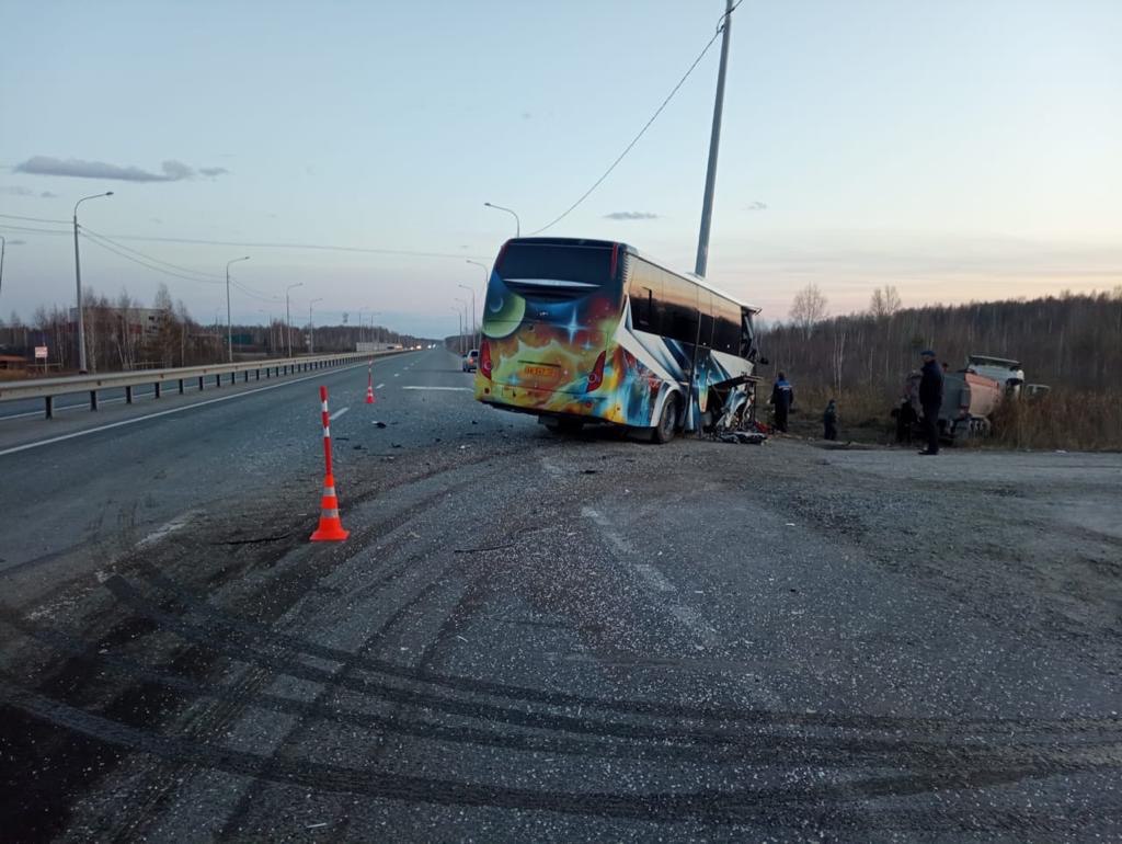 9 человек пострадали в столкновении автобуса с бензовозом