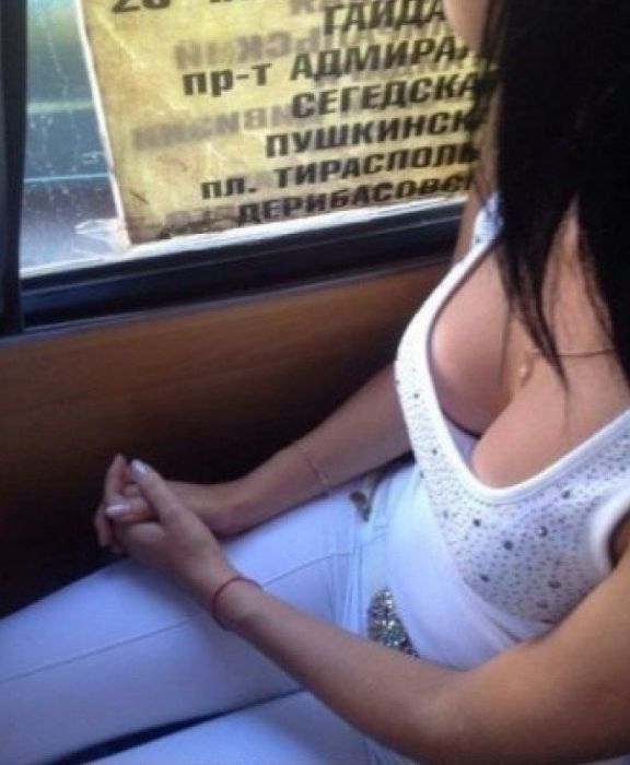 Одна из причин, по которой стоит уступать место девушкам (15 фото)