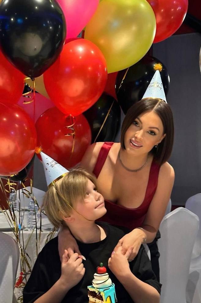 Cменила мошенника на уголовника: как сейчас выглядит и чем занимается Евгения Феофилактова из шоу «Дом 2» Евгения, после, проекте, Гусев, Феофилактова, только, Антона, отношения, всего, Антон, время, вместе, проекта, стала, замуж, парень, вышла, несколько, жизни, девушка