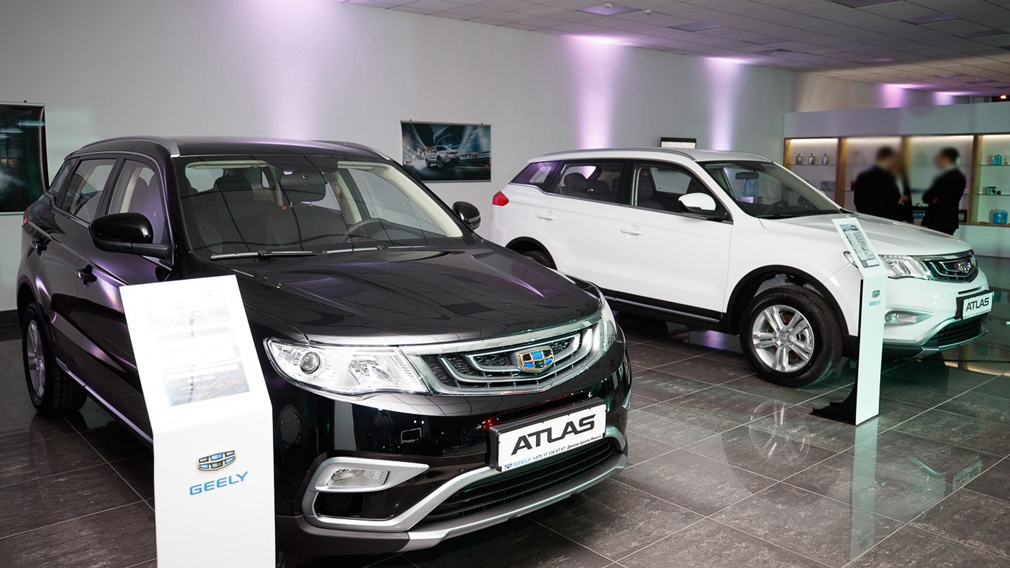 Дилер джили в москве. Geely Atlas в автосалоне. Geely Coolray 2022. Geely Atlas дилер. Новый Geely Coolray 2022.