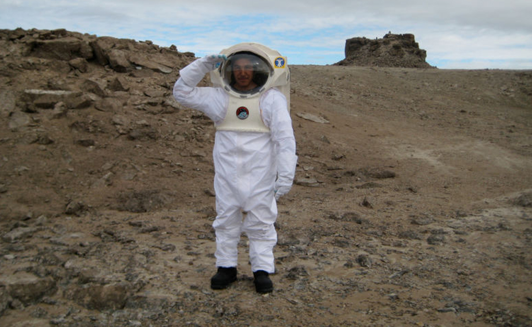 Mars Society управляется и финансируется NASA. Основой базы является научно-исследовательская станция Flashline Mars Arctic Research (FMARS). Она расположена на хребте, прямо над кратером Хотон.