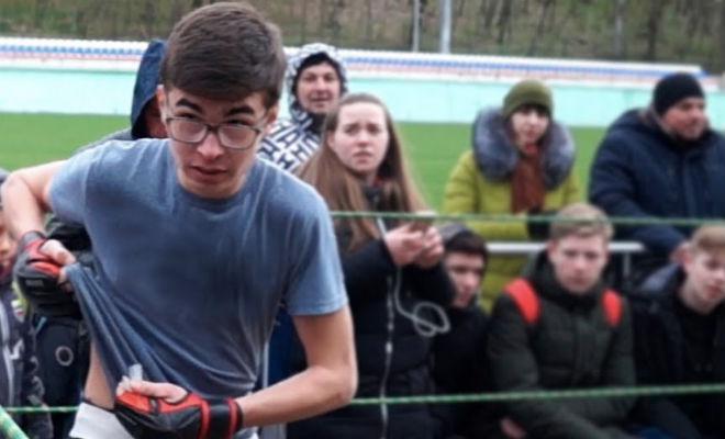 ММА-боец вызвал на самодельный ринг обычного ботаника и поплатился