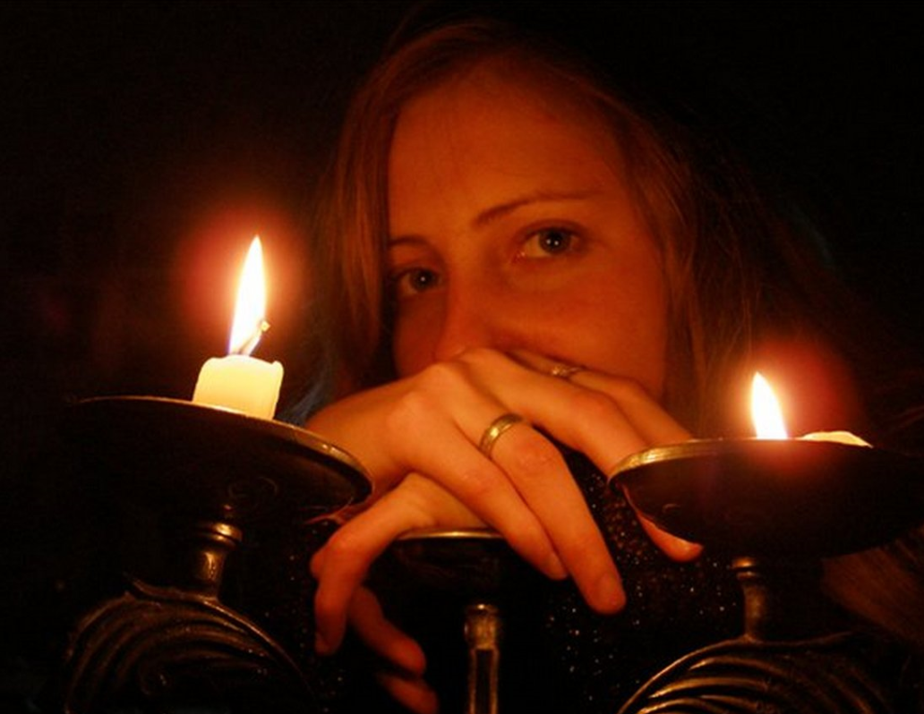 Мама светит. Женщина молится при свечах. Девушка зажигает свечу. Свечи для женщин. Красивое стихотворение о свече.