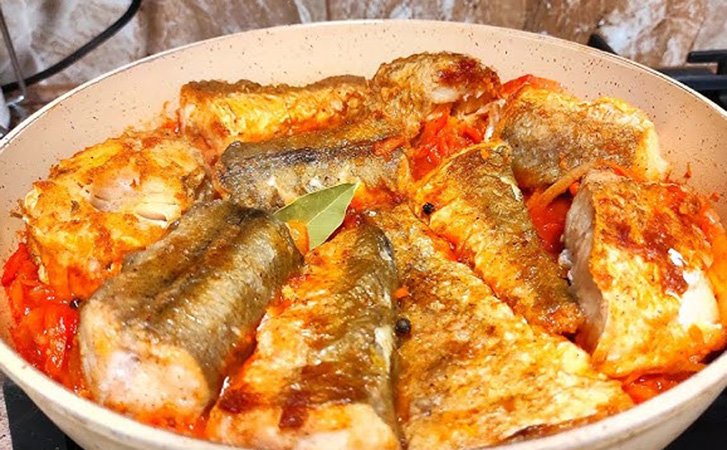 Простая рыба, но шикарный результат. Хек, минтай, треска — за 20 минут будет королевское блюдо