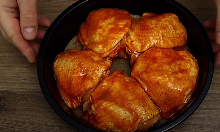 Курицу больше просто так никогда не жарим: запекли в маринаде прямо на сковороде ложка, всего, курица, духовку, ножки, лимона, куриные, грамм, чайная, сковороду, перец, перемешайте, равномерно, смесьюУбедитесь, получившейся, Обмажьте, жарке, Тщательно, смесь, масло