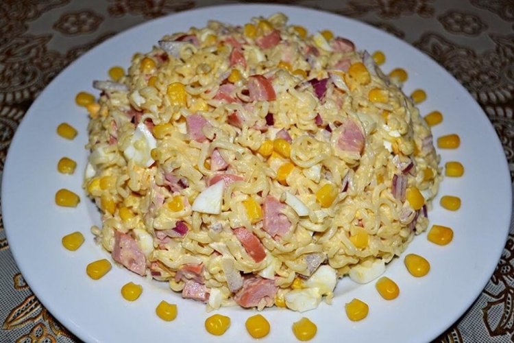 Салат с лапшой быстрого приготовления и кукурузой